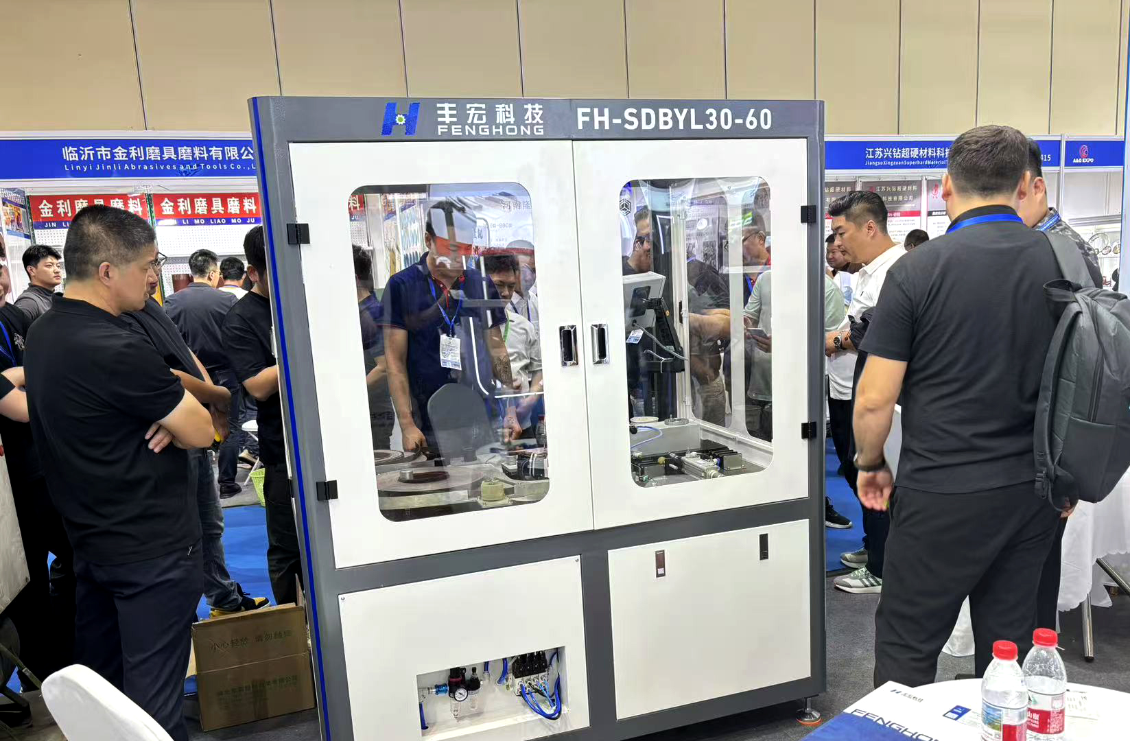 三磨展豐宏科技展位前人頭攢動(dòng)